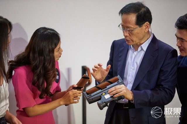 手持吸尘器做家务视频,轻便小巧大吸力吸尘器