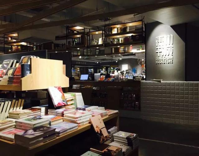 重庆周末适合读书的地方,世界读书日青年在图书馆看书