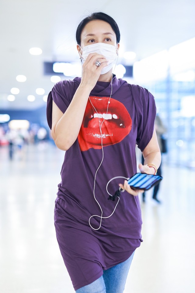 那姐太厉害了，嘻哈风也能轻松穿搭，不愧是火了这么多年的人