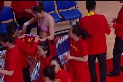 女篮一姐现场换衣霸气十足,无意中露出的腹肌,让男足情何以堪?