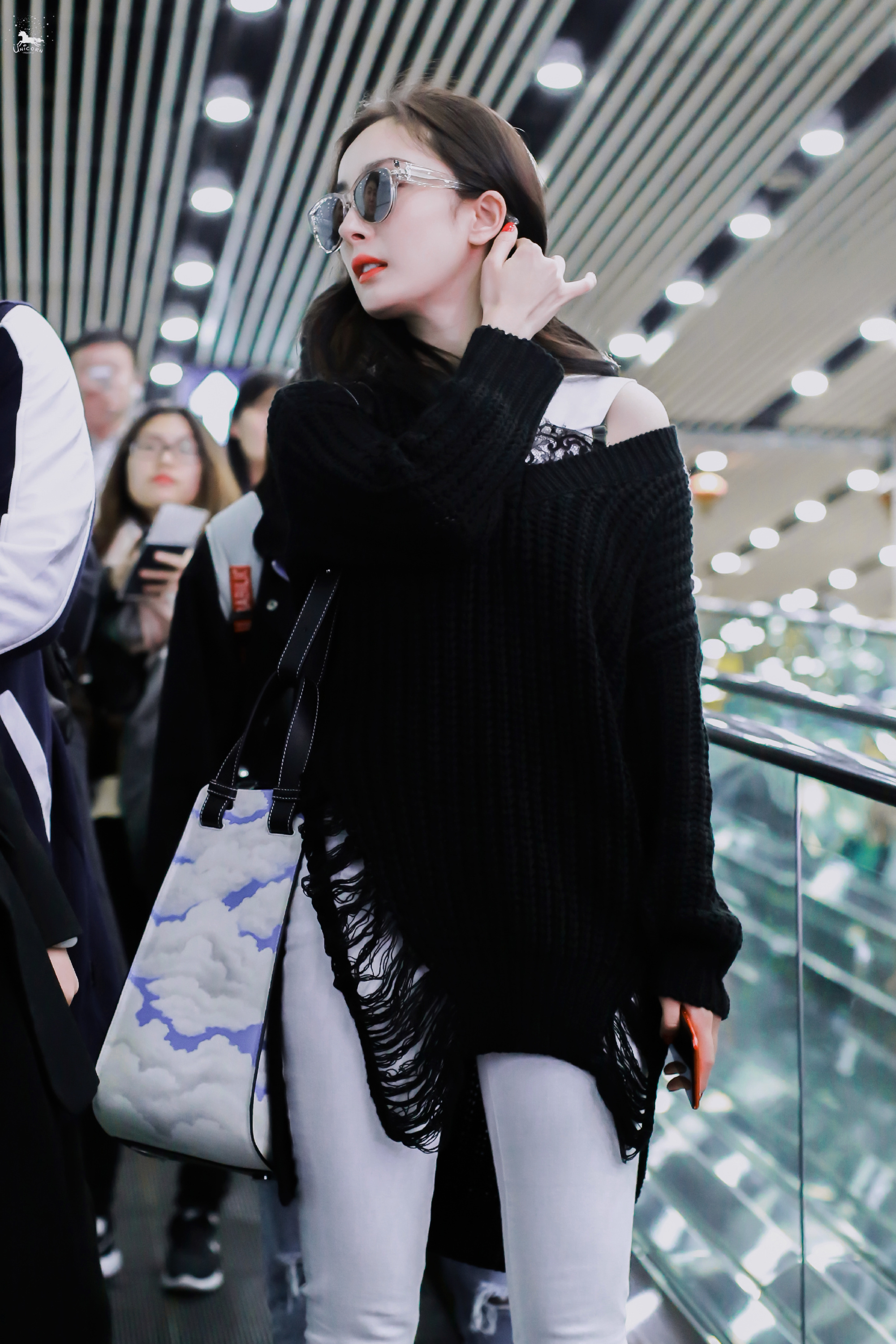 杨幂登大刊封面复古时髦超惊艳,杨幂登大刊封面演绎黑金时尚