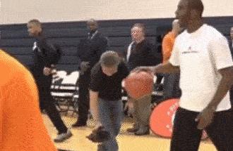 打篮球规则新手入门,小学生打篮球基本动作入门