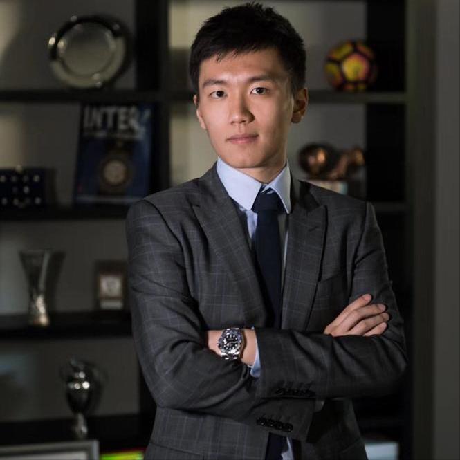 他是苏宁太子爷，与王思聪抢风头，25岁执掌国米，28岁收购家乐福