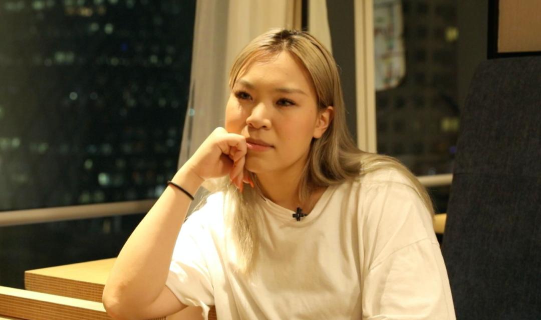 我就是觉得没勇气再去面对怎么回复,我就是觉得谁也配不上她的英语