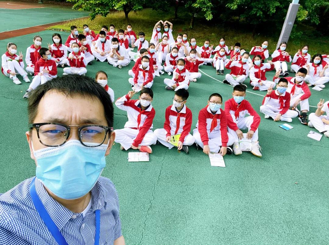 今天又有一批同学返校，来看师生们的自拍留念