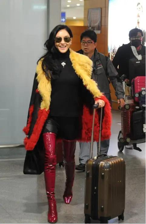 张柏芝穿皮衣怎么搭配 (张柏芝穿格子西装搭配长裙)