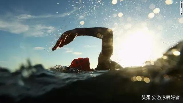 9个动作帮你打造迷人鲨鱼肌,100个游泳小技巧