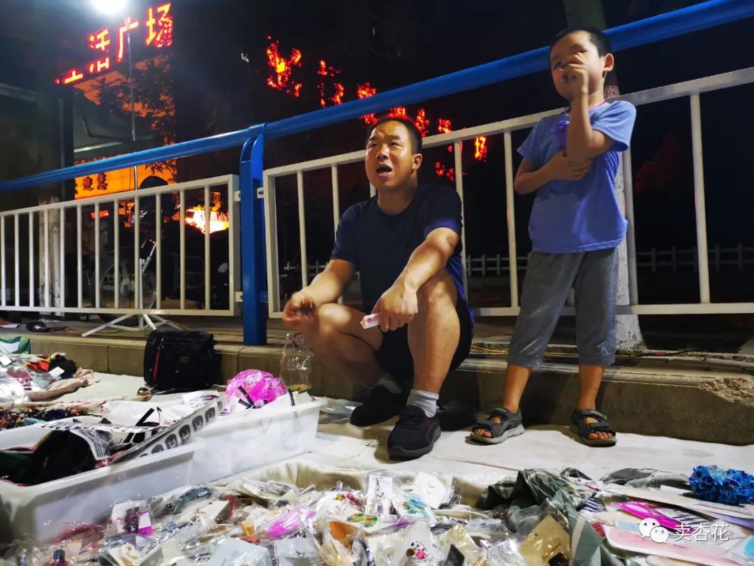 南阳街头，有个40岁的男人正努力讨生活