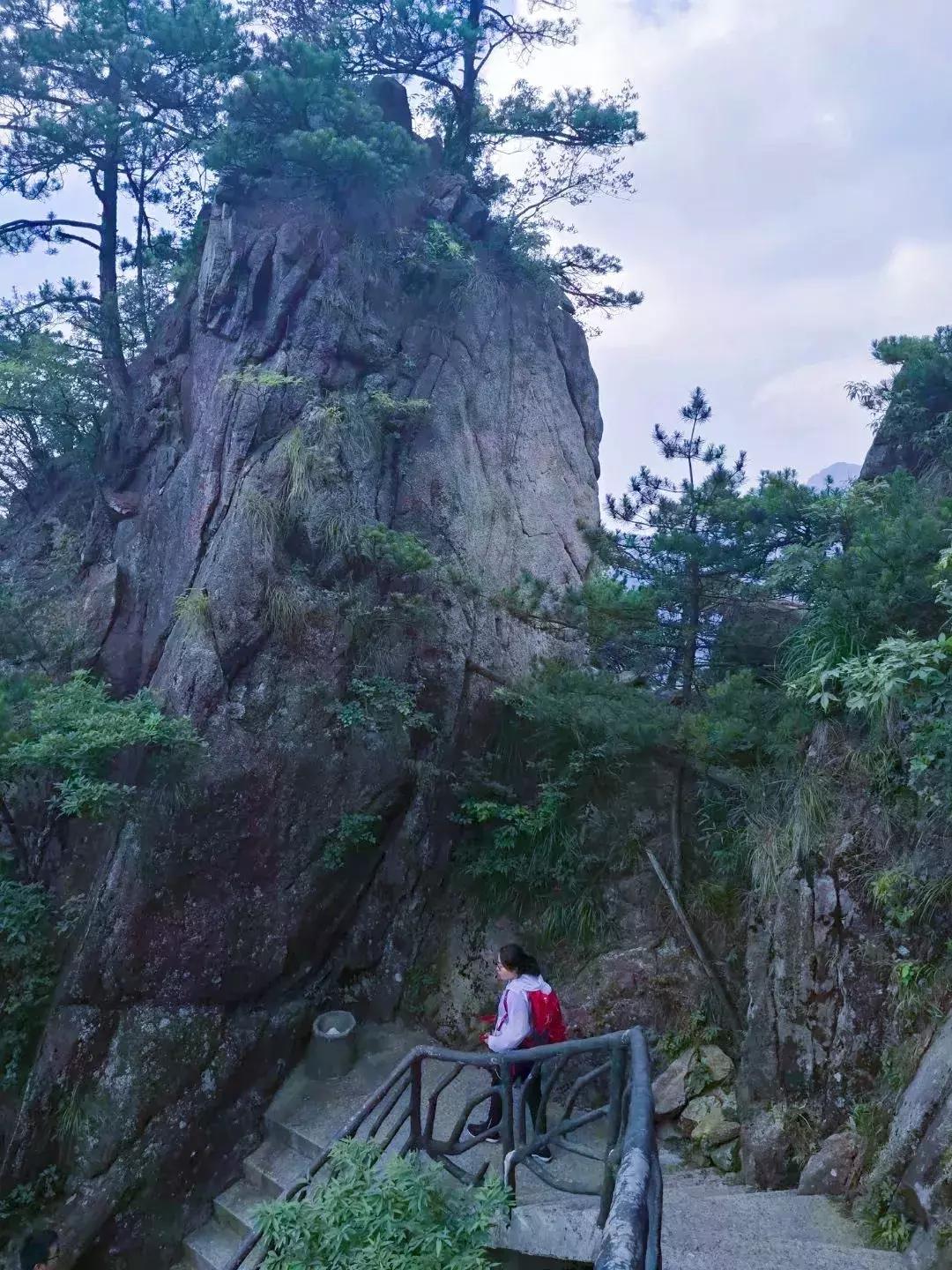悬崖滑梯风景区,悬崖峭壁雪滑梯