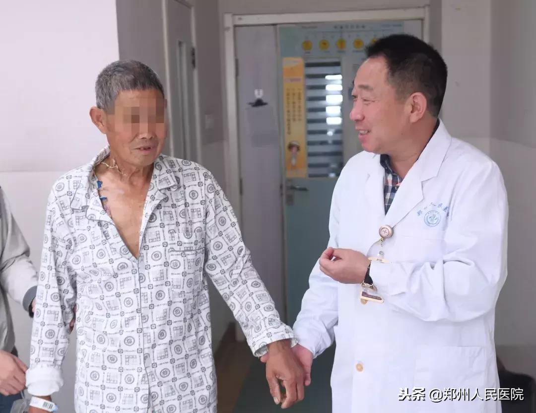 老人尾椎多长了一个凸出的骨头,老人尾巴骨有个凸起疙瘩疼