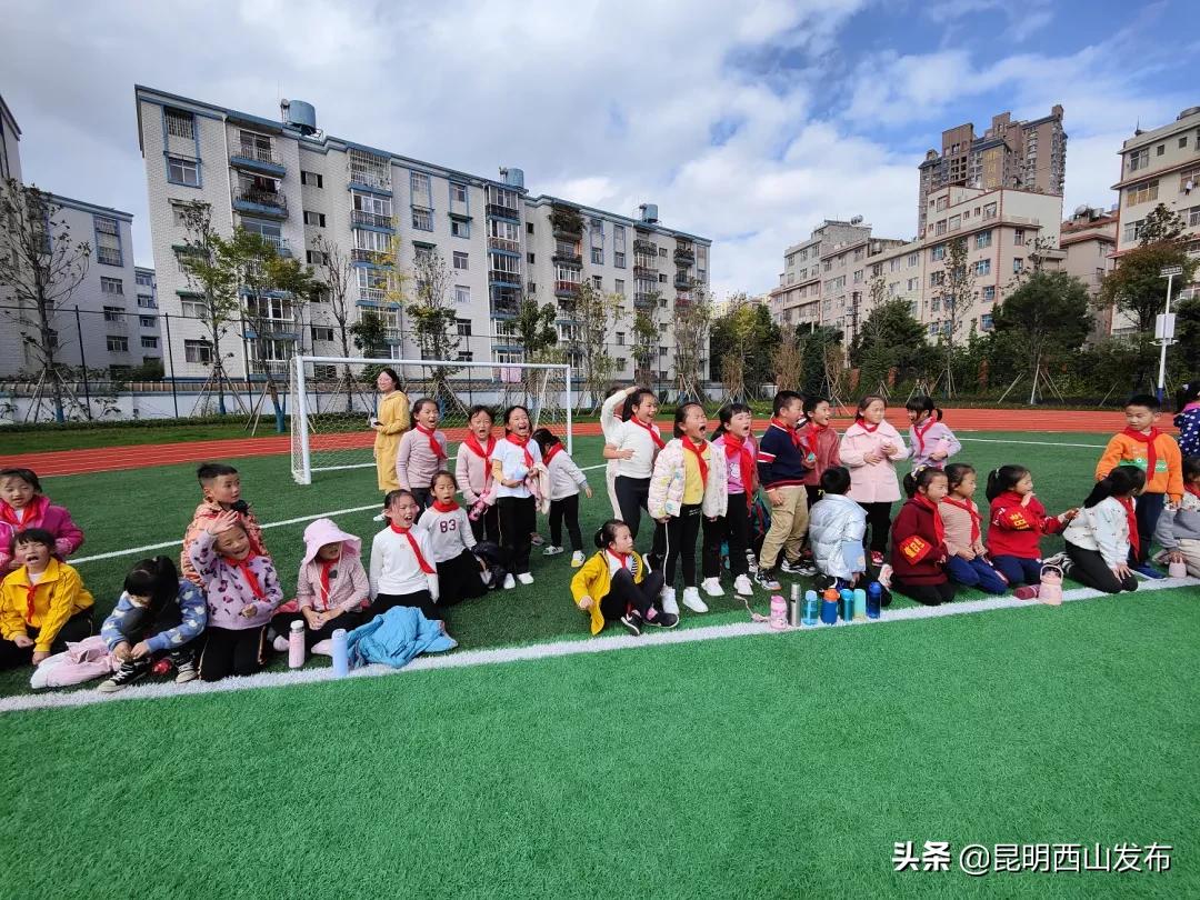 校园足球联赛充满激情,沙湾路小学班级足球联赛火热开赛