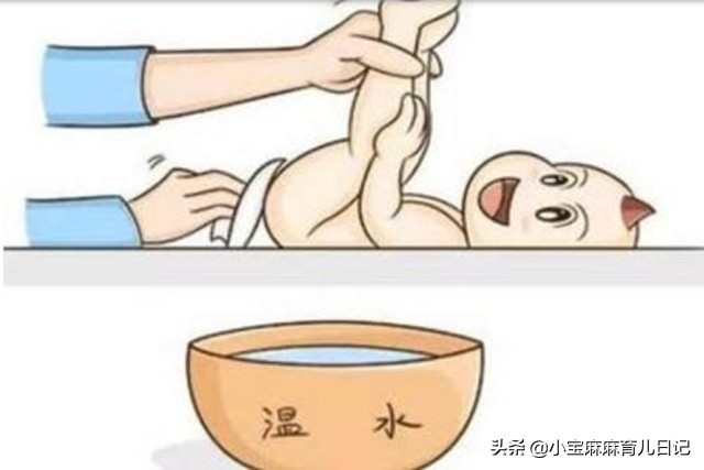 宝宝拉完臭臭是用湿巾还是用水洗,宝宝拉臭臭后直接洗还是擦了再洗