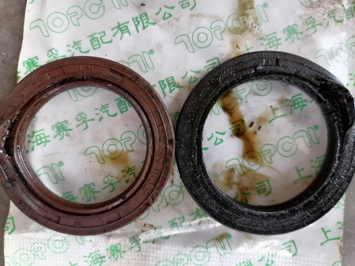 发动机漏油损伤皮带,发动机皮带断裂堵塞油底壳