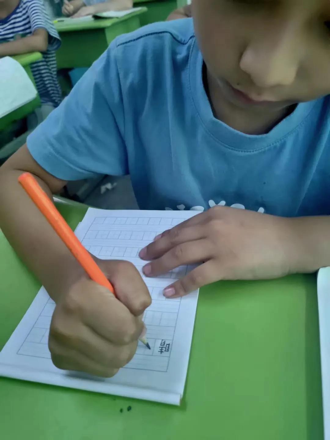 孩子握笔不对和老师沟通,小孩握笔不对能写好字吗