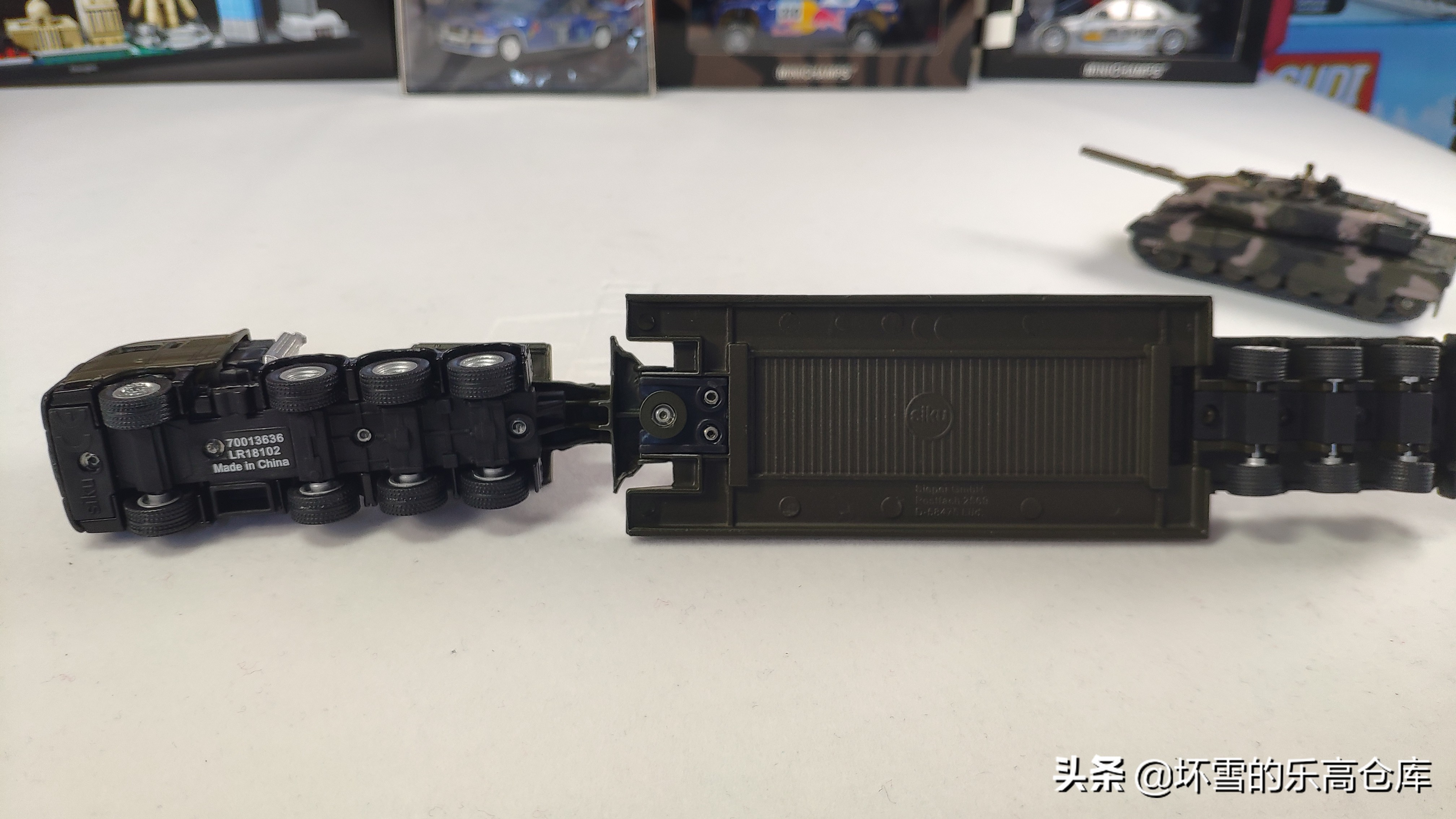 用HO比例车模运输钢铁洪流：SIKU模型豹2坦克运输卡车