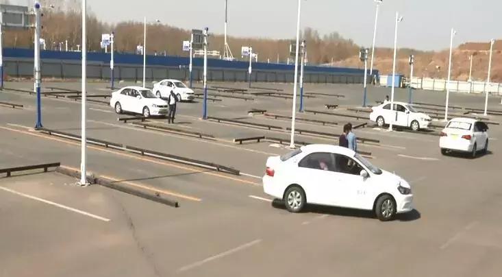 考驾照有人坐副驾驶看你考吗,坐你副驾驶的第一个人