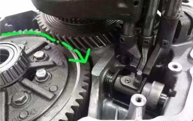 变速箱放油螺丝无法拆卸怎么处理,一颗小螺丝引发发动机大修