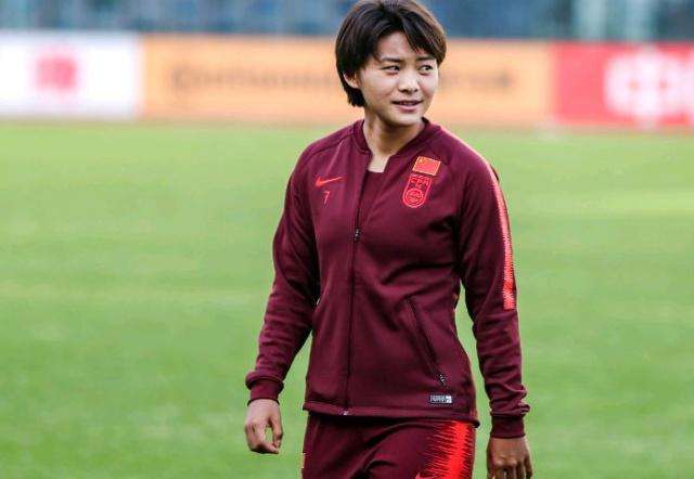 王霜赛后望向远方,王霜迎女足英超首秀