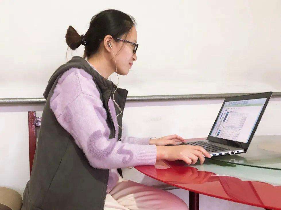 在编教师暑假做微商违法吗,教师一般沉迷做微商被查