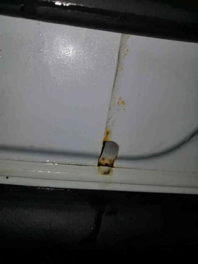 车门排水口生锈怎么处理,车门生锈大概多久能锈穿