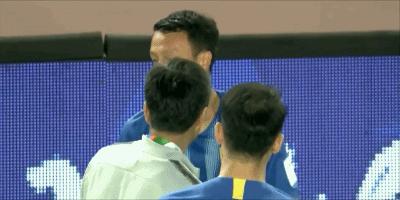 太吓人！足协杯再现恐怖1幕，21岁中场惨遭对手爆头当场昏迷