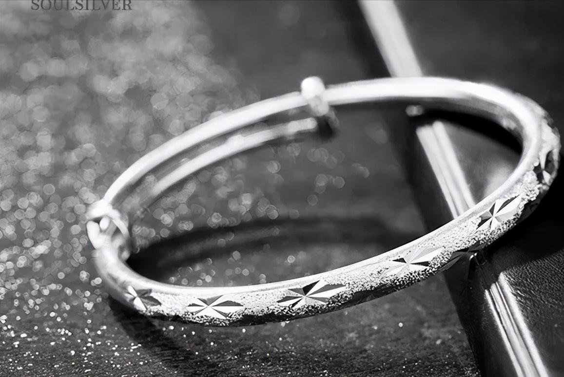 银手镯有挂件好还是不要挂件好,有吊坠的银手镯好不好