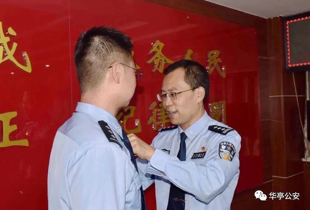 派出所开展新党员入党宣誓仪式,重温入党誓词在党徽下庄严宣誓