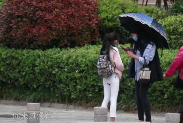 女孩初潮被路人发现,12岁女生初潮带血