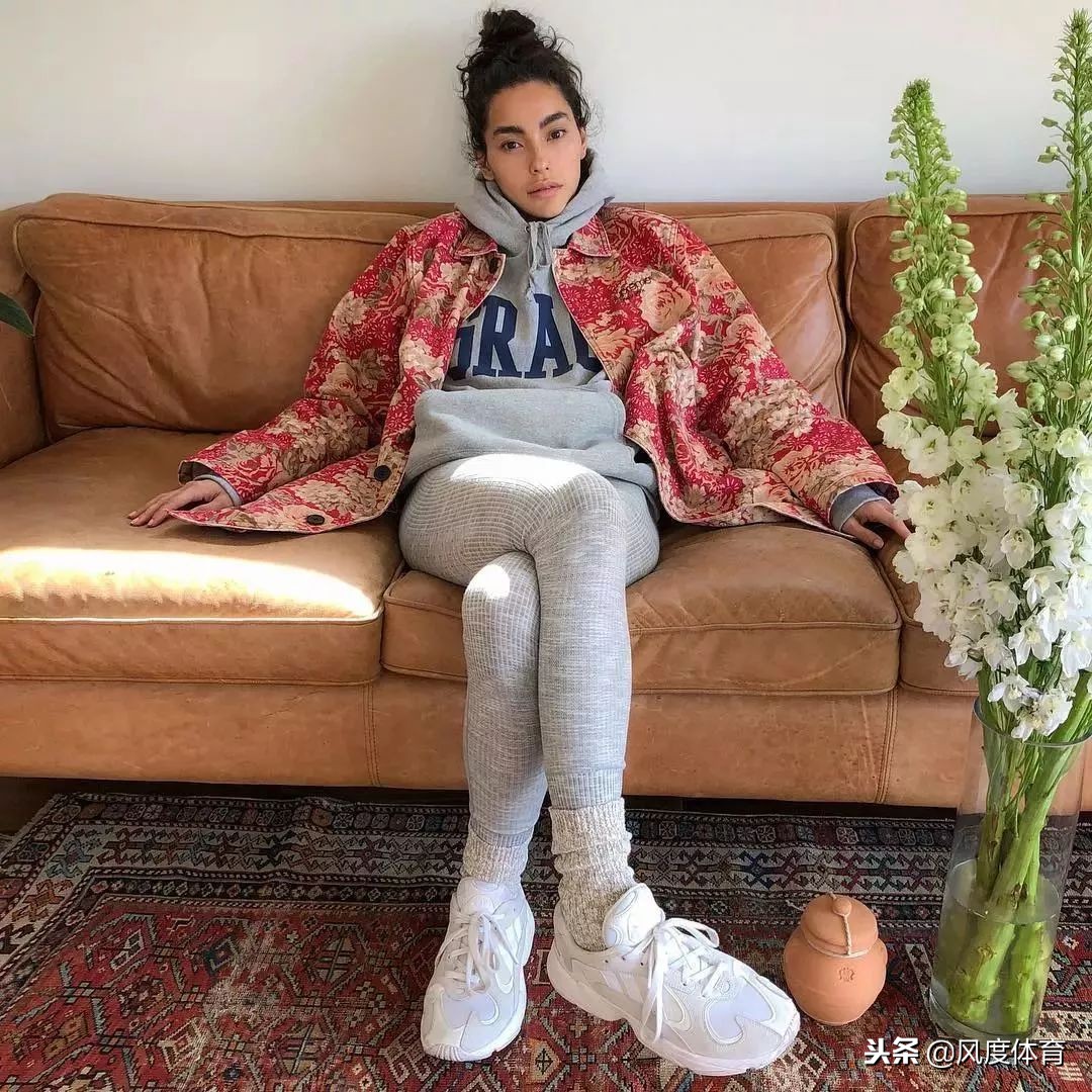 *窥偷**女神AdrianneHo的ins照片,我仿佛打开了新世界的大门……