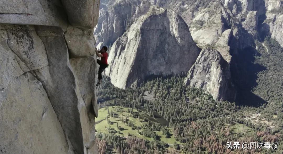 为什么徒手攀岩要打粉,徒手攀岩为什么跳崖