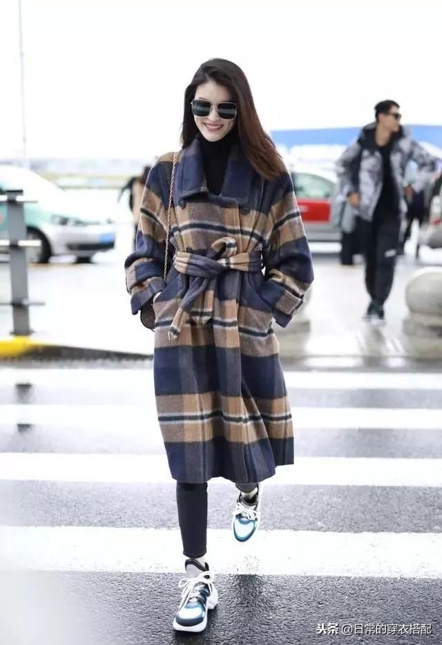 杨幂机场秀穿搭,机场走秀女明星