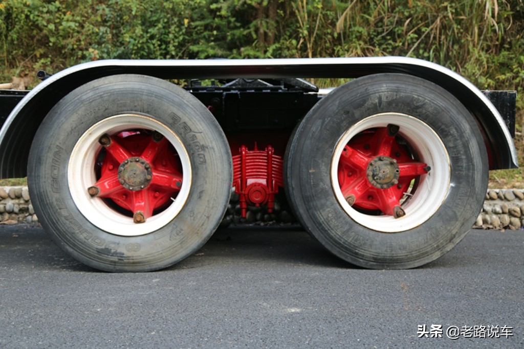 斗牛犬品牌卡车,斗牛犬在汽车上的视频