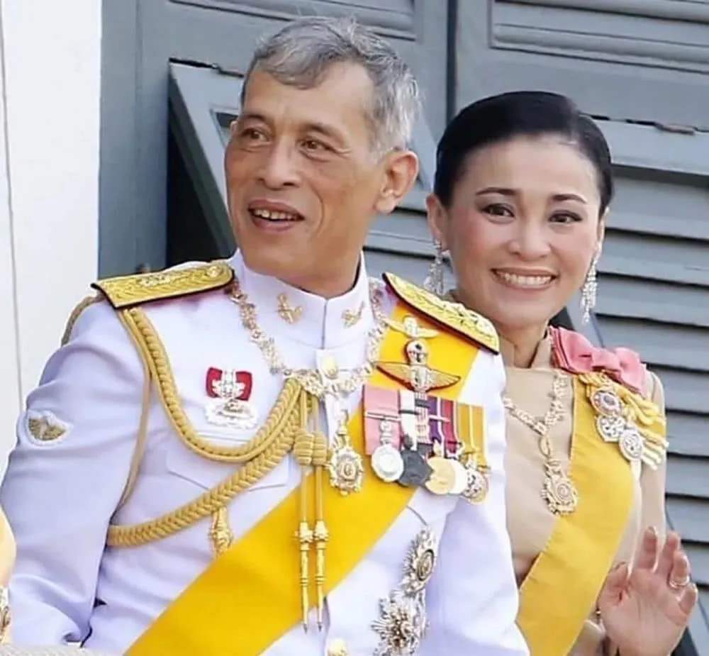 花心泰王也温柔？结婚周年陪王后穿情侣装，满脸宠溺给娇妻打下手