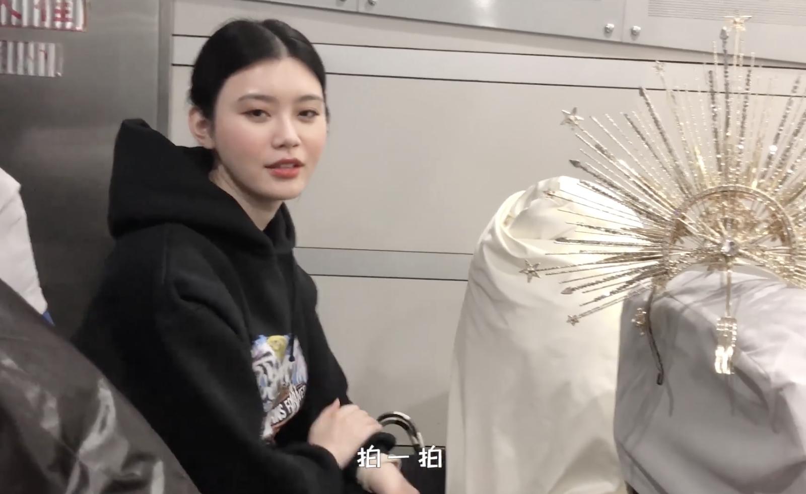 奚梦瑶何猷君大豪门家族合照,奚梦瑶晒与老公何猷君合照