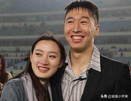 中国男足太太团完整版,中国男足出征带太太团