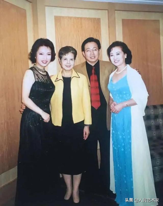 她是中国第一位电视播音员，师从开国大典播音员，发掘赵忠祥，指导敬一丹，是白岩松心中让央视变柔软的存在