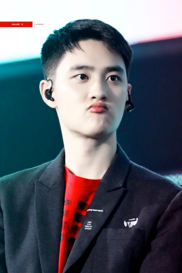 都暻秀参加典礼韩国爱豆全部起立,exo都暻秀个人直拍