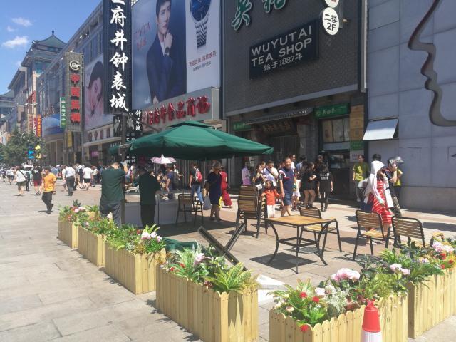 北京王府井大街露天的商铺重新开张：开开关关经历了多次反复轮回