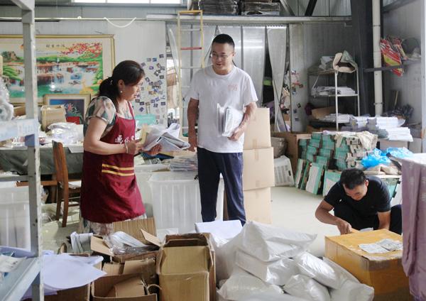 河南卖十字绣残疾小伙装假肢,山东残疾小伙卖十字绣