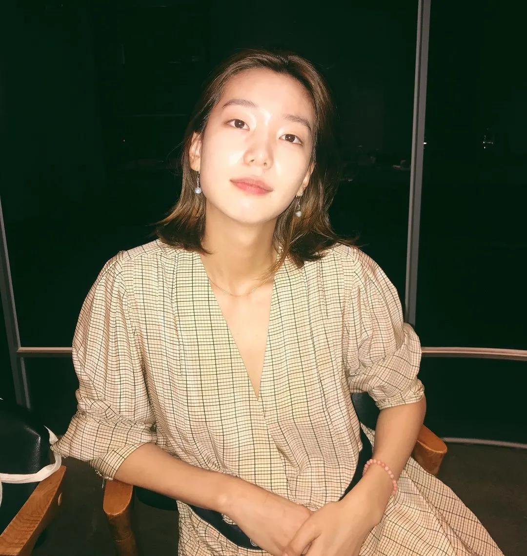 这个被嘲矮的超模火了！一脸硬伤，为啥还被Dior、Prada抢着宠？