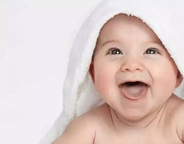 宝宝揉眼睛抓头发是怎么了？这6个“婴语”3个“手语”你懂吗？