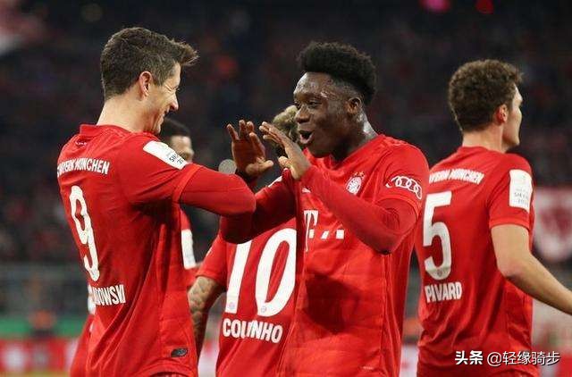 拜仁阿方索戴维斯边路捂嘴受伤,拜仁19号阿方索戴维斯