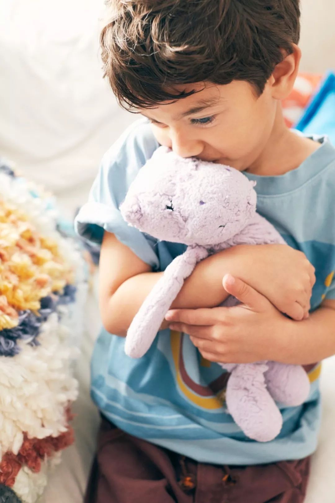 咬衣服的孩子危害,三四岁的小孩咬手咬衣服心理学