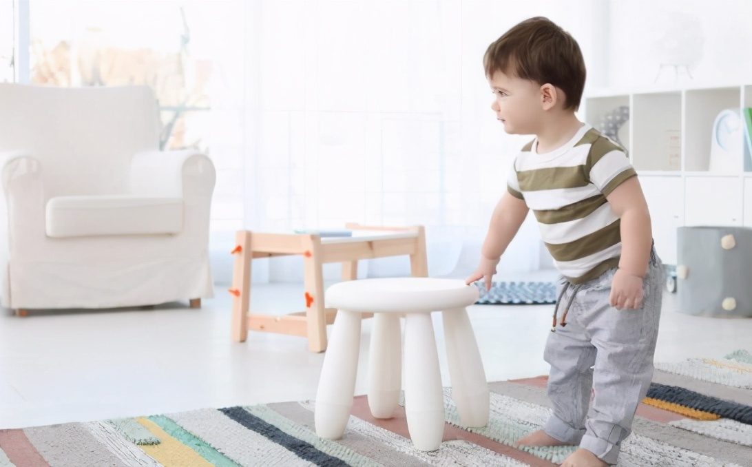 宝宝站着小腿太弯,宝宝站早了脚弯