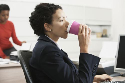 水杯多次被同事注入精液，员工以此辞职要求经济补偿支持吗？