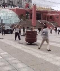 街头健身有些人不懂健身就瞎练,农村大爷习武健身一身肌肉