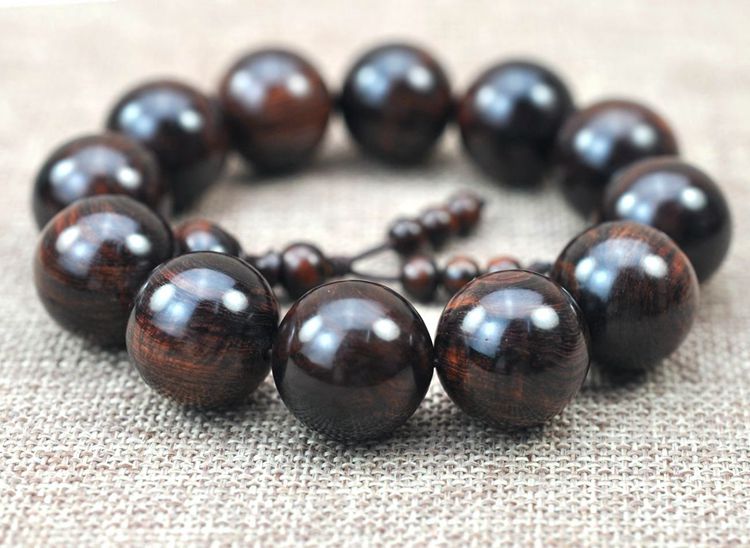 海南黄花梨手串盘玩变黑了怎么办,黄花梨手串盘多久才可以正常戴