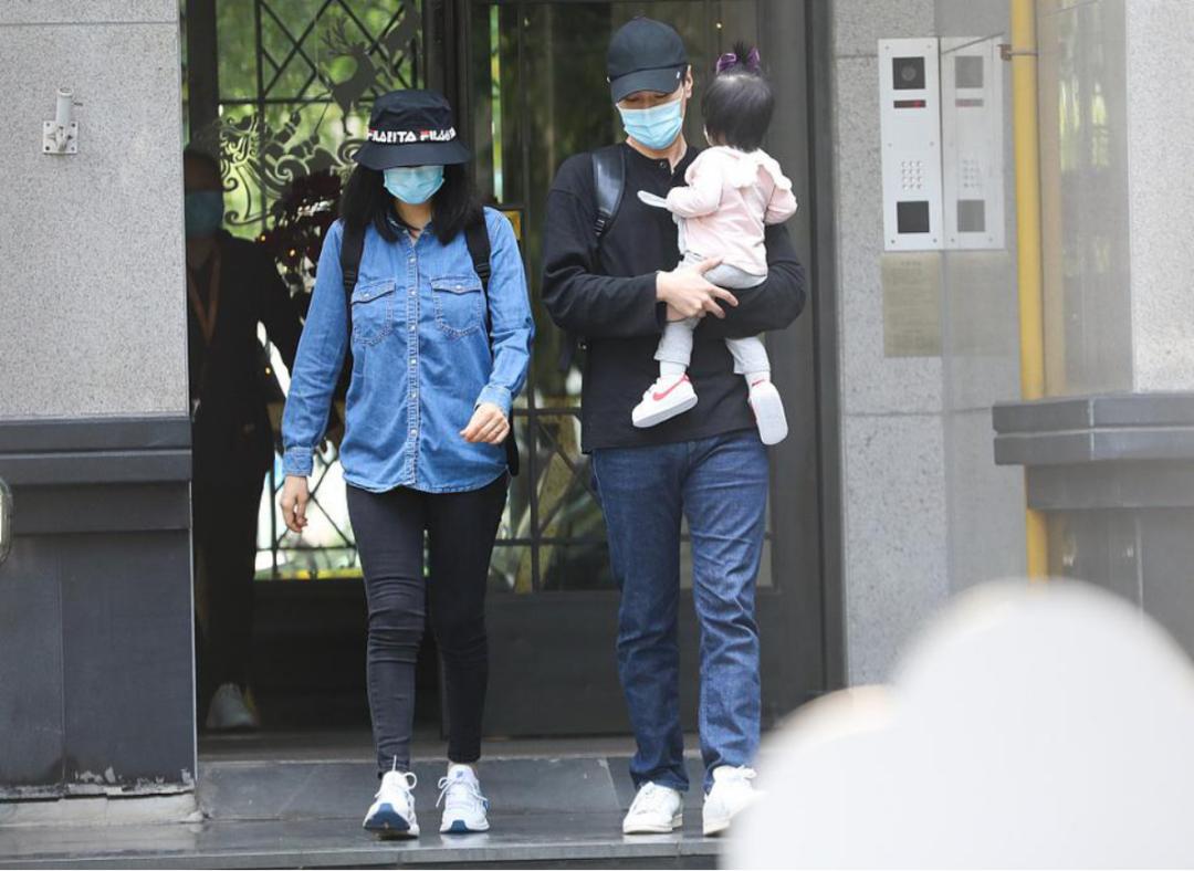 赵又廷抱娃出街,赵又廷高圆圆抱着林更新