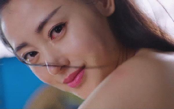 张天爱否认为金主戴了R环。她的年龄和8000万部电影被曝光