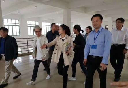 王祖蓝节目上没被路人认出震惊,王祖蓝校服到西装的仪式感